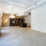 Interior moderno con suelo de madera y conducto instalados por Cliser Servicios Integrales.