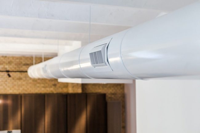 Conducto de ventilación con rejilla instalados por Cliser. Expertos en extractor de aire industrial