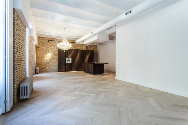Interior moderno con suelo de madera y conducto instalados por Cliser Servicios Integrales.