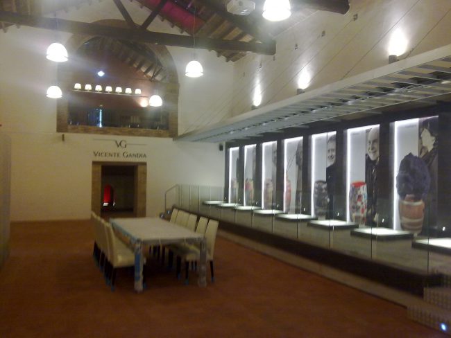 Sala con mesa larga y vitrinas iluminadas. Cliser expertos en suelo radiante con aerotermia.