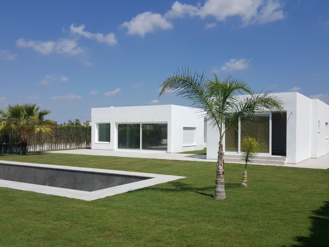 Casa moderna con jardín y piscina. Cliser expertos en aire acondicionado y aerotermia Valencia