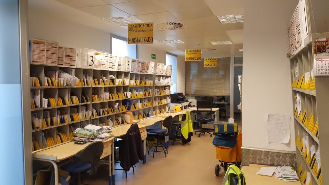 Oficina de correos con estantes. Cliser expertos en aire acondicionado y ventilación