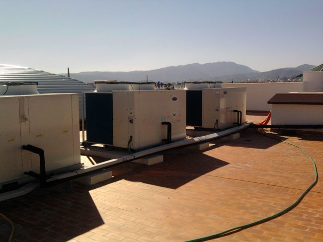 Maquinaria de extractores de humo industriales en azotea instalada por Cliser Servicios Integrales