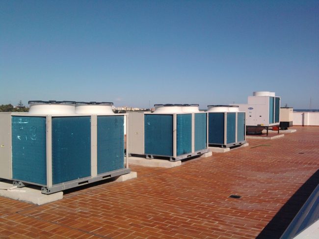 Equipos de bomba de calor aerotérmica en una azotea instalados por Cliser Servicios Integrales.