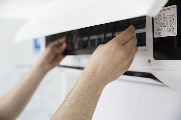 Limpieza de filtro de aire acondicionado. Cliser Servicios Integrales expertos en climatización