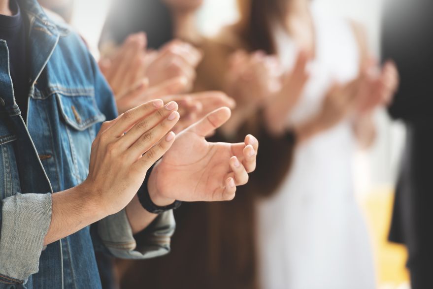 Grupo de personas aplaudiendo. Cliser Servicios Integrales experto en campanas sin salida de humo